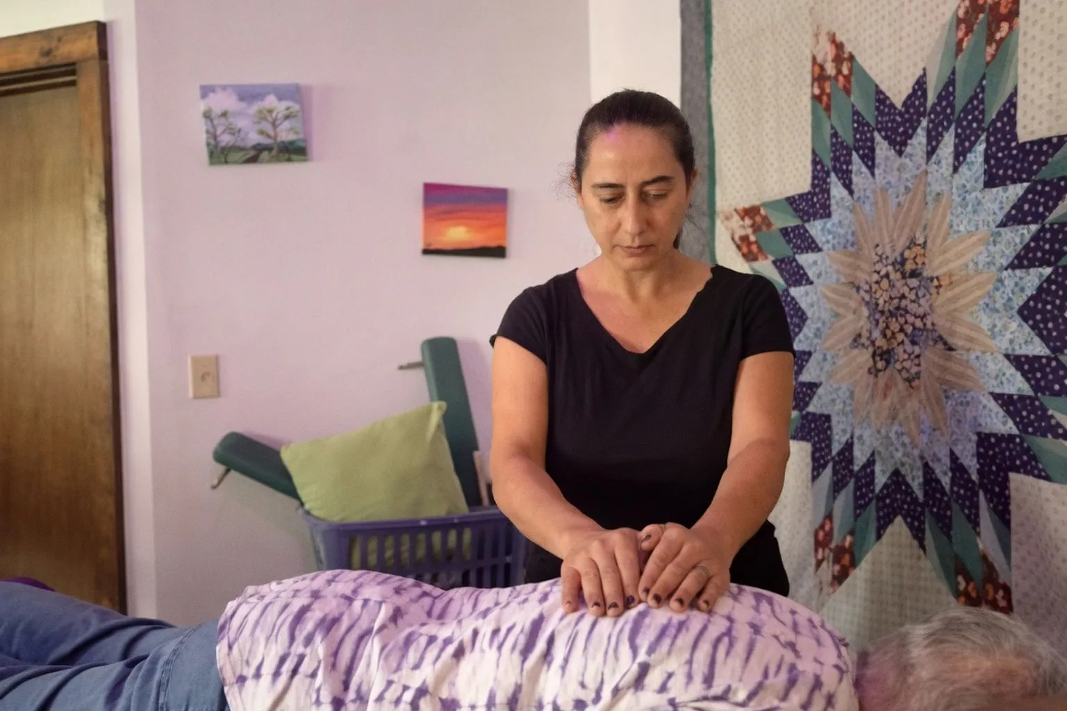Reiki-Erfahrungsberichte kritisch hinterfragen: Was persönliche Aussagen wirklich wert sind